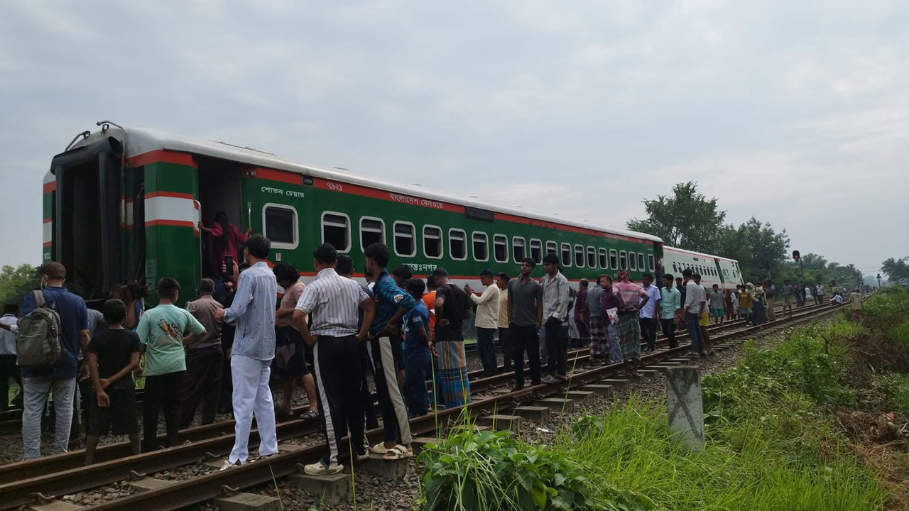 টাঙ্গাইলে নীলসাগর এক্সপ্রেস লাইনচ্যুত, ঢাকা-উত্তরবঙ্গ রেল যোগাযোগ বন্ধ