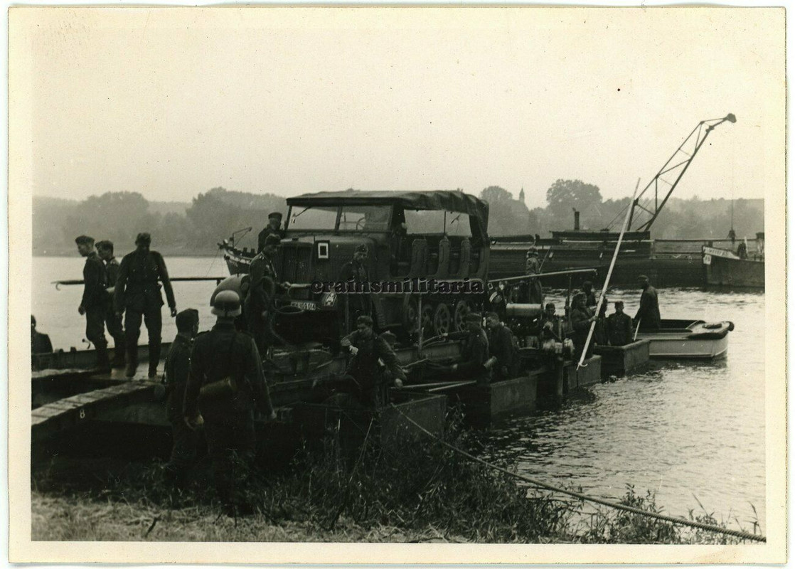 Orig. Foto SdKfz Halbkette Pi.Btl.30 auf Ponton Brückengerät am Trave in LÜBECK