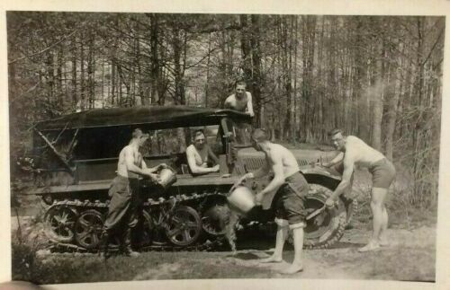 Foto, Panzerjäger putzen Sd.Kfz 10, Inf. Regt.71