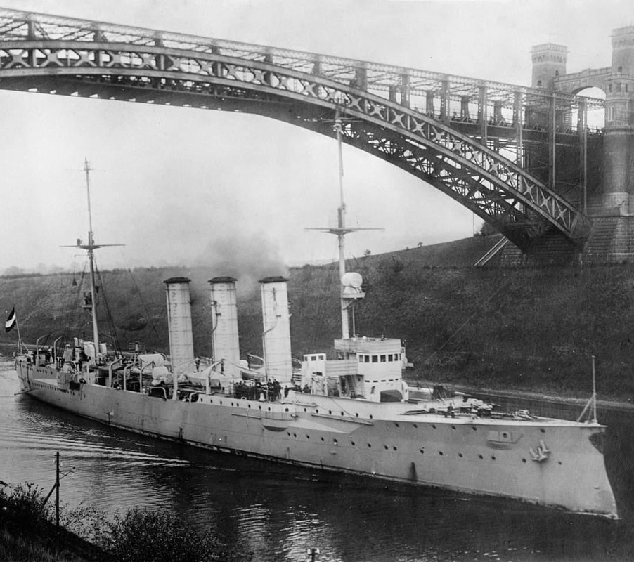 tz0twha3nckd1-German-Light-cruiser-SMS-Dresden-passing-through-the-Kiel-Canal-under-the-Levensau-Hig.jpg
