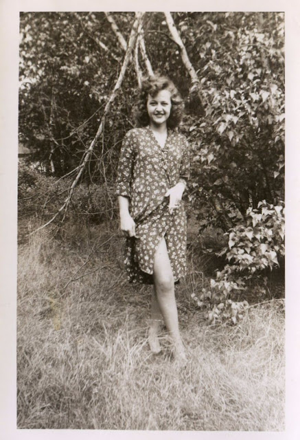 vintage-show-a-little-leg-41