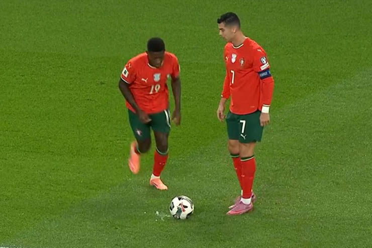 Ronaldo & Mendes phối hợp đá phạt như tấu hài, fan Bồ Đào Nha đòi sa thải Martinez