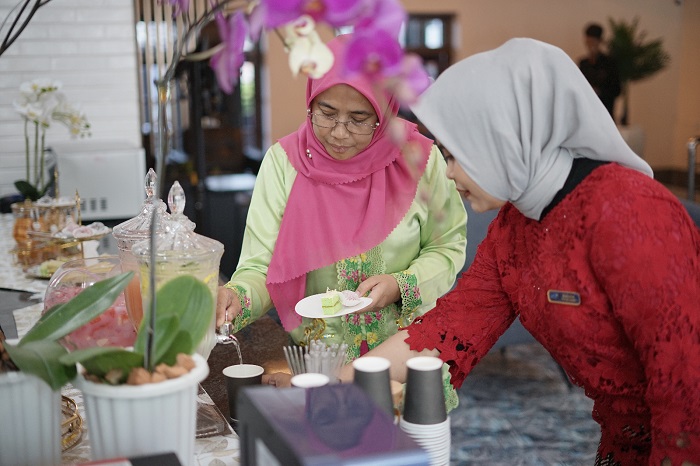 Pelanggan dapat menikmati berbagai food & beverages yang telah disediakan Premiere Heritage Lounge di Stasiun Semarang Tawang.