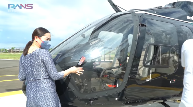 Nagita Slavina membaca shalawat sambil memeluk helikopter milik Maharani Kemala 