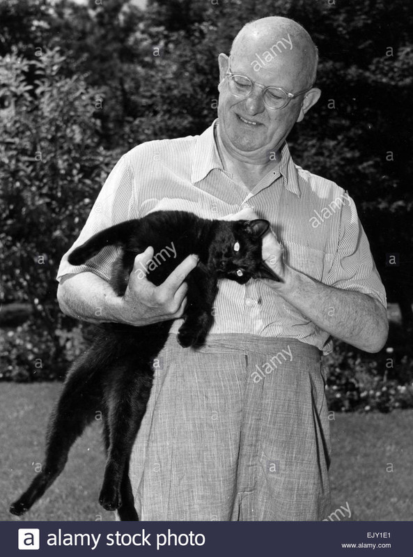 pgwodehouse-1881-1975-english-humourist-with-his-cat-blackie-at-his-EJY1E1