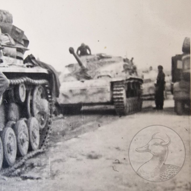 Foto 2WK Wehrmacht Sturmgeschütz StuG III Panzer Soldaten (3)