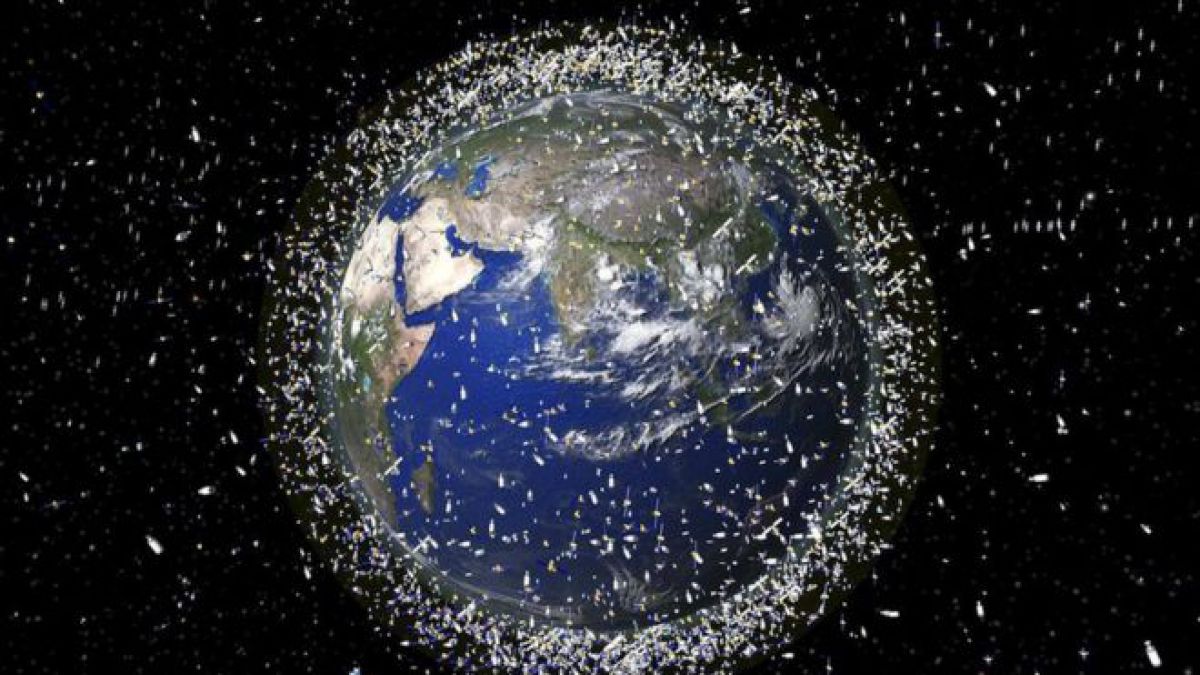 Satelliti e Detriti: Spazzatura Spaziale invade Orbite Terrestri Basse