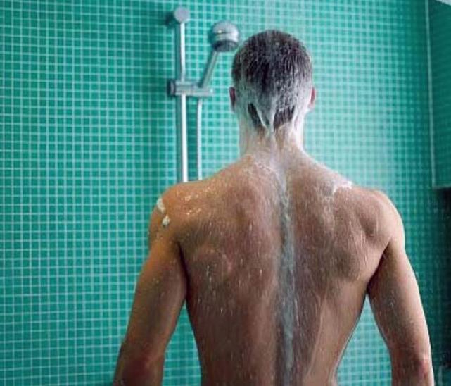 ¿Es bueno bañarse de noche diariamente antes de dormir?