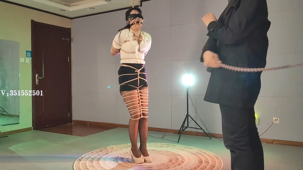 一绳所爱 雯雯重度紧缚鞭打.mp4_20240416_131906.039