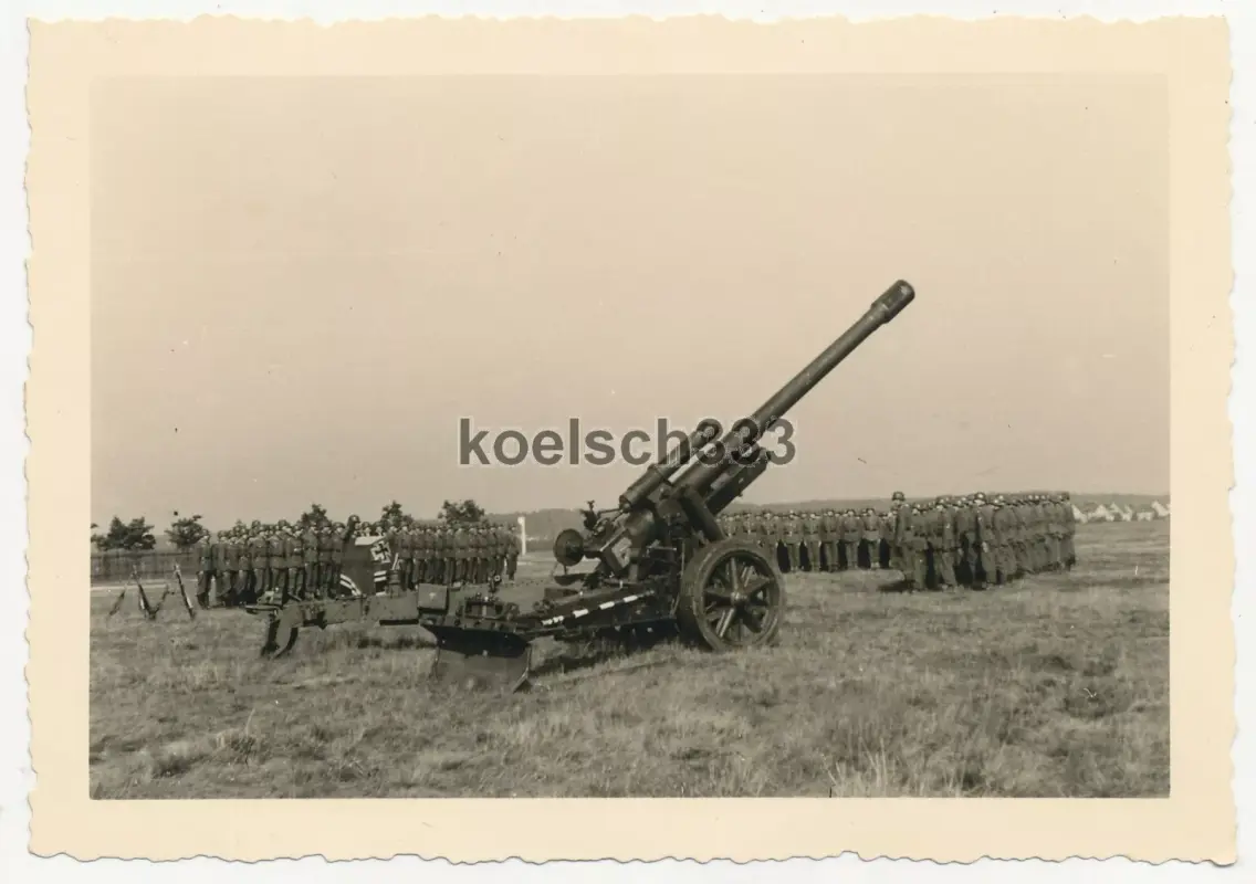 Foto Artillerie Reg. 50 Kanoniere angetreten ! Feldhaubitze mit Mündungsbremsen