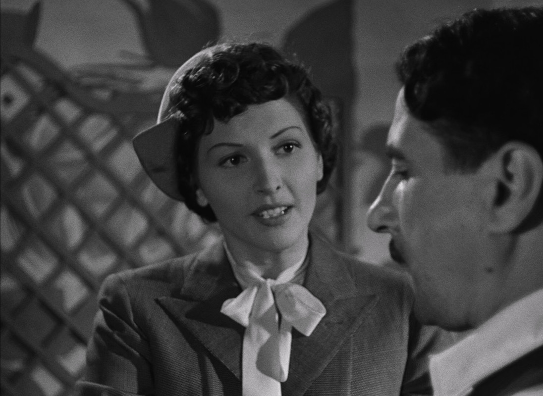 Variety Lights (1950) Criterion.mkv_013029.382