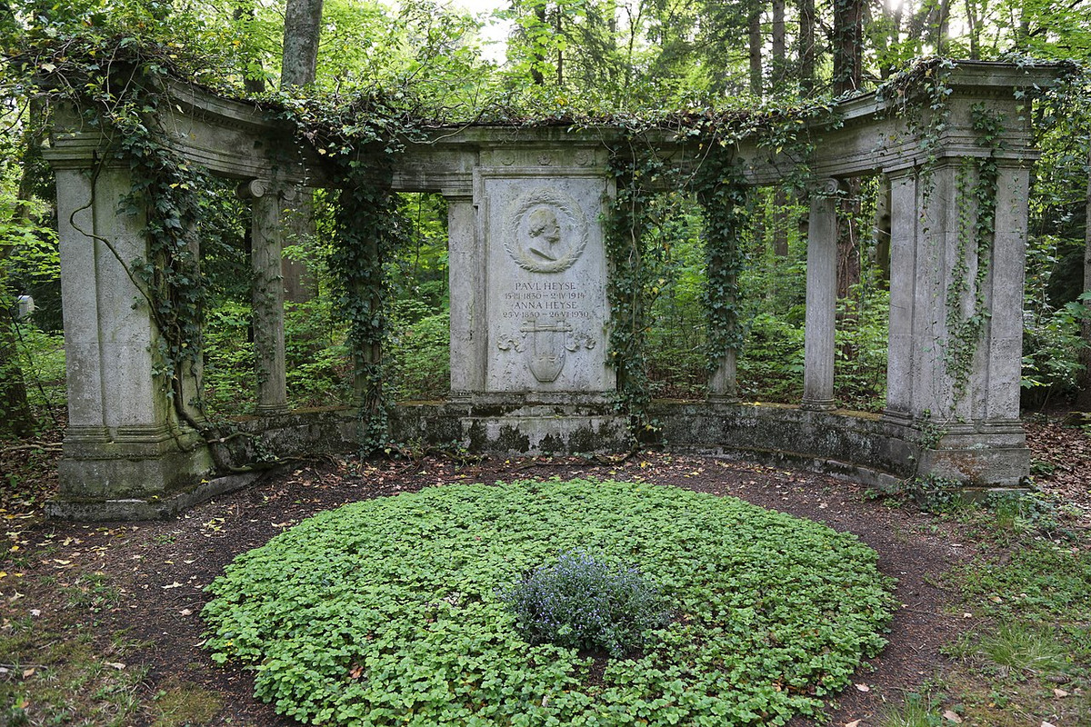 1280px-Paul_Heyse_Waldfriedhof_München_0703