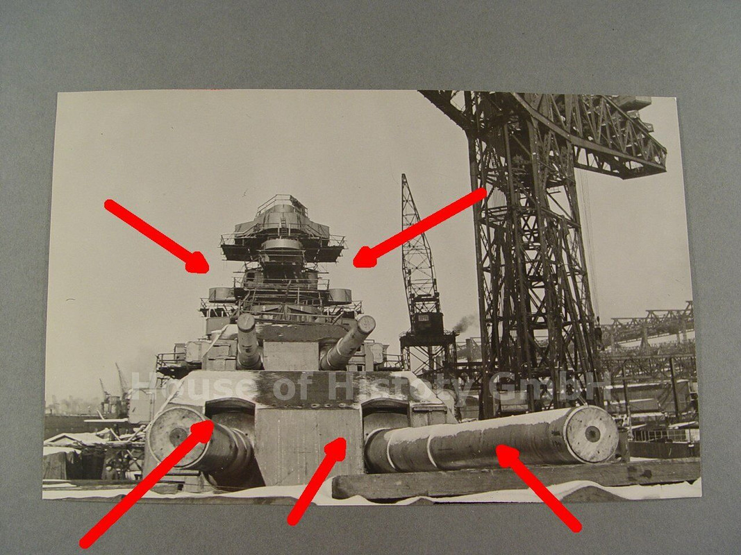 126098, Foto Schlachtschiff BISMARCK, IM BAU, Trockendock, Brücke Geschütztürme