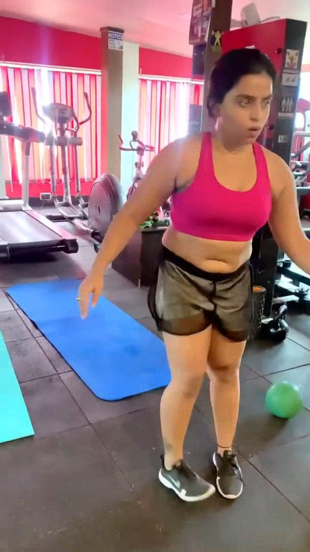 Sexy Desi Girl Big Deep navel in workout dress.divx_snapshot_00.20.188