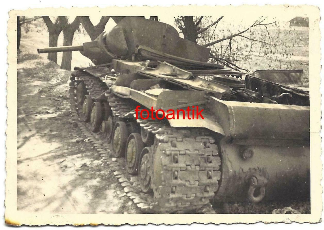 Foto 2WK Ostfront russischer Panzer KW 1 Volltreffer Combat Turm abgeschossen