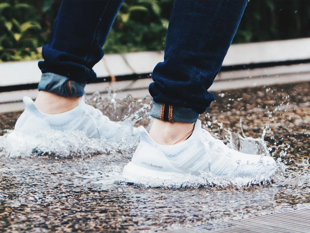 ¿Tus zapatos se mojaron por la lluvia? Elimina la humedad con estos trucos