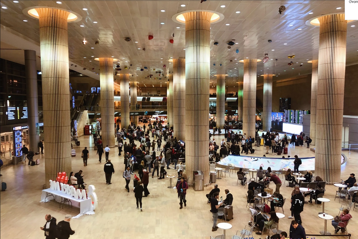Para ahorrarse boleto de avión, padres abandonan a su bebé en pleno aeropuerto