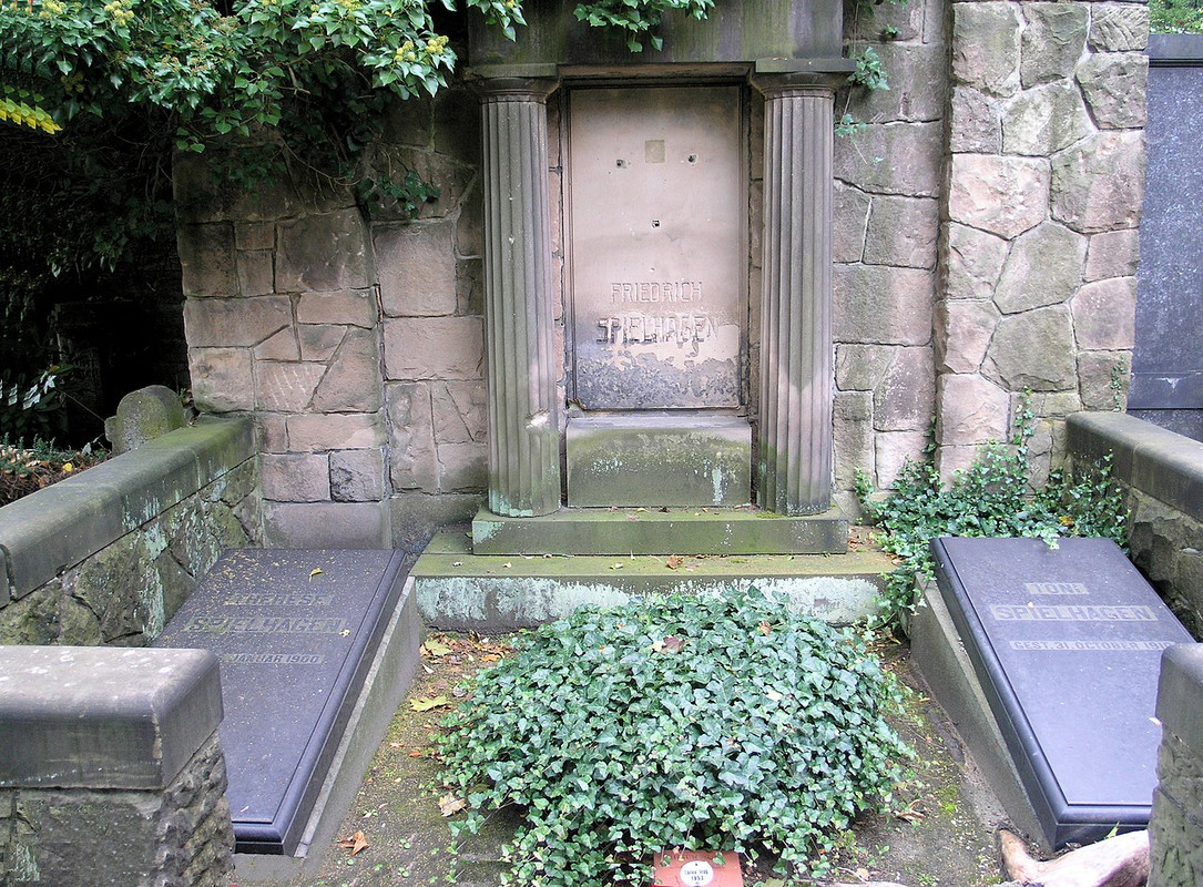 Ehrengrab_Fürstenbrunner_Weg_69_(West)_Friedrich_Spielhagen