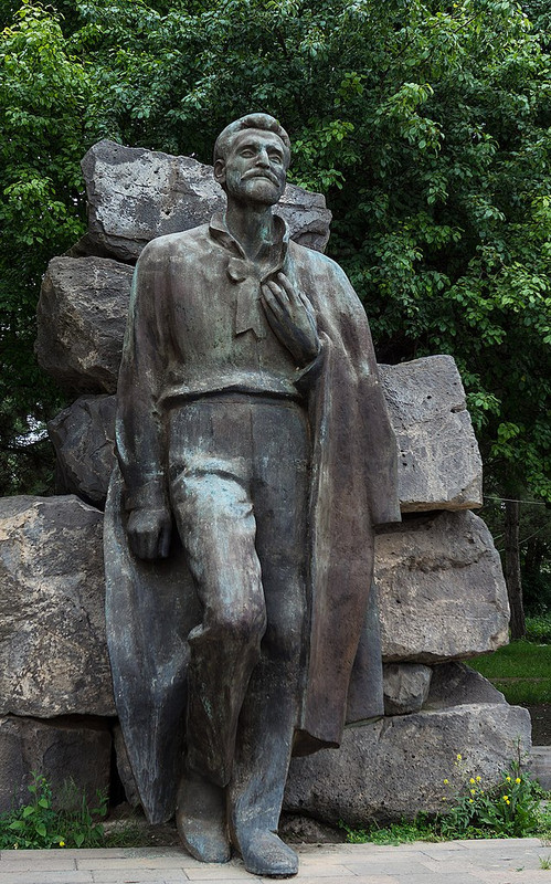 Tumanyan-statue-in-Dsegh-Armenia