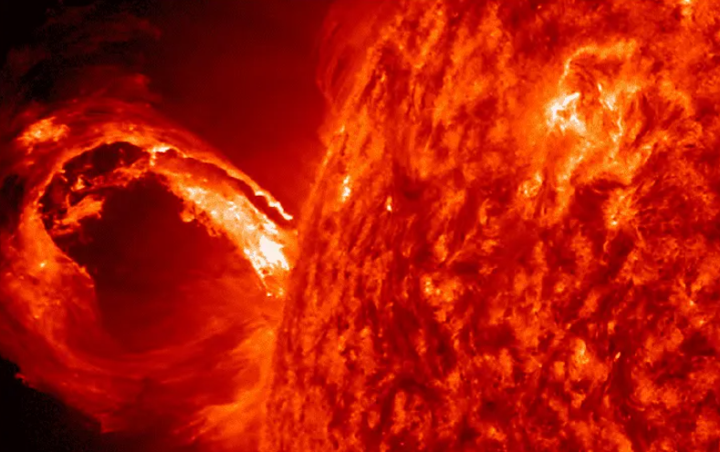 ¿Qué es una tormenta solar y por qué nos dejaría sin internet?