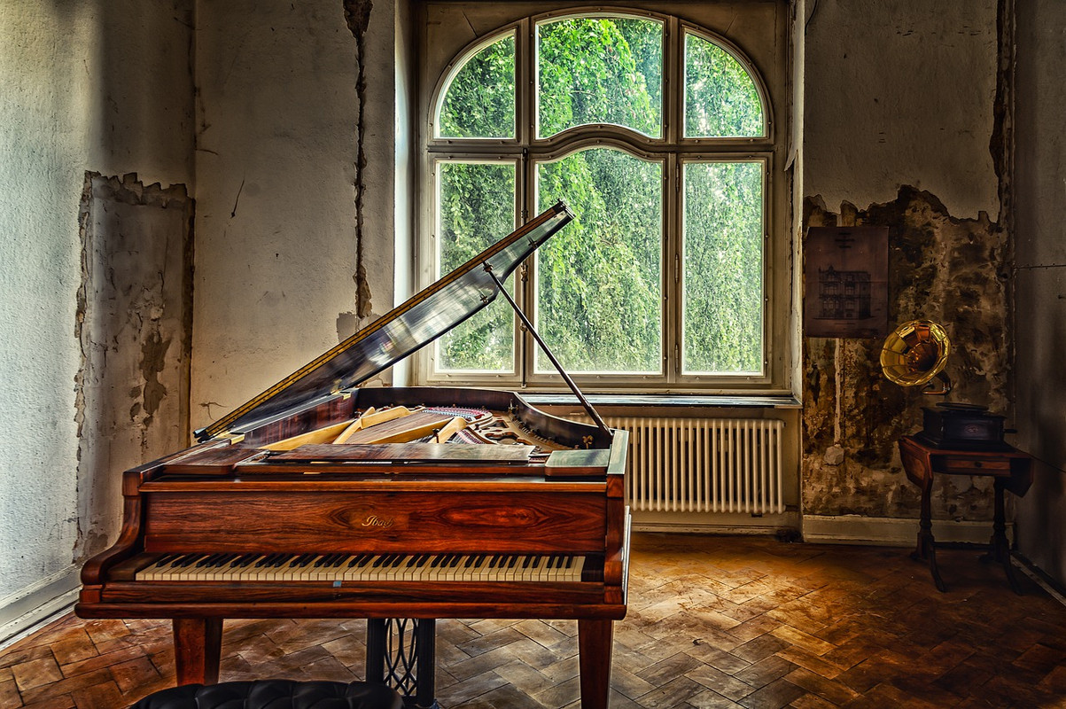 brown-piano-villa-4464471-1280.jpg