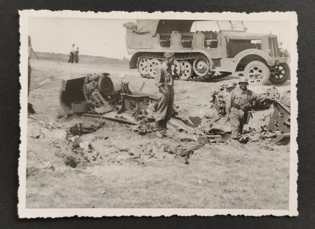 Fahrzeug durch Stuka-Bomben zerstört, Russlandfeldzug