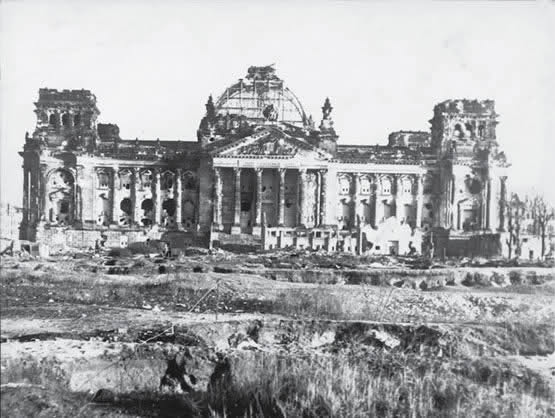 Reichstag totalmente en ruinas vista desde la Platz der Republik durante la invasión soviética a la capital germana