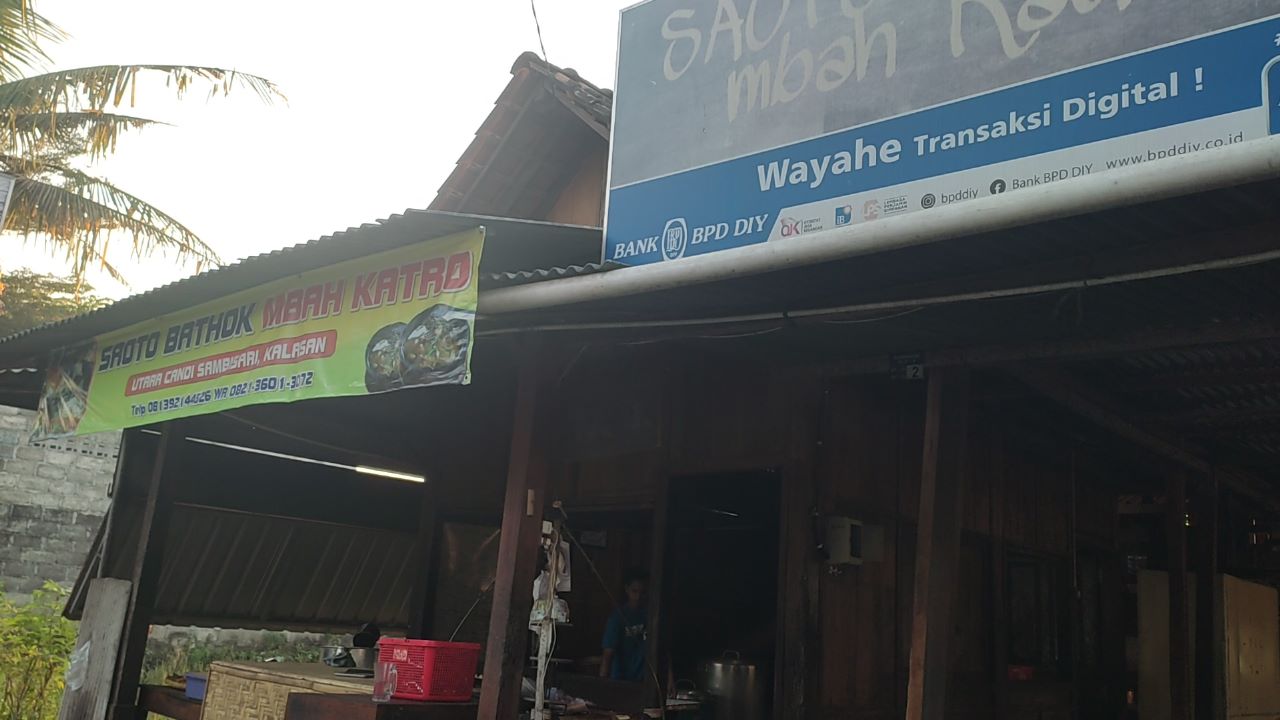 Tampak depan area warung Saoto Bathok Mbah Katro, kuliner unik di Sambisari, Purwomartani, Kalasan, Kabupaten Sleman, Jogja.