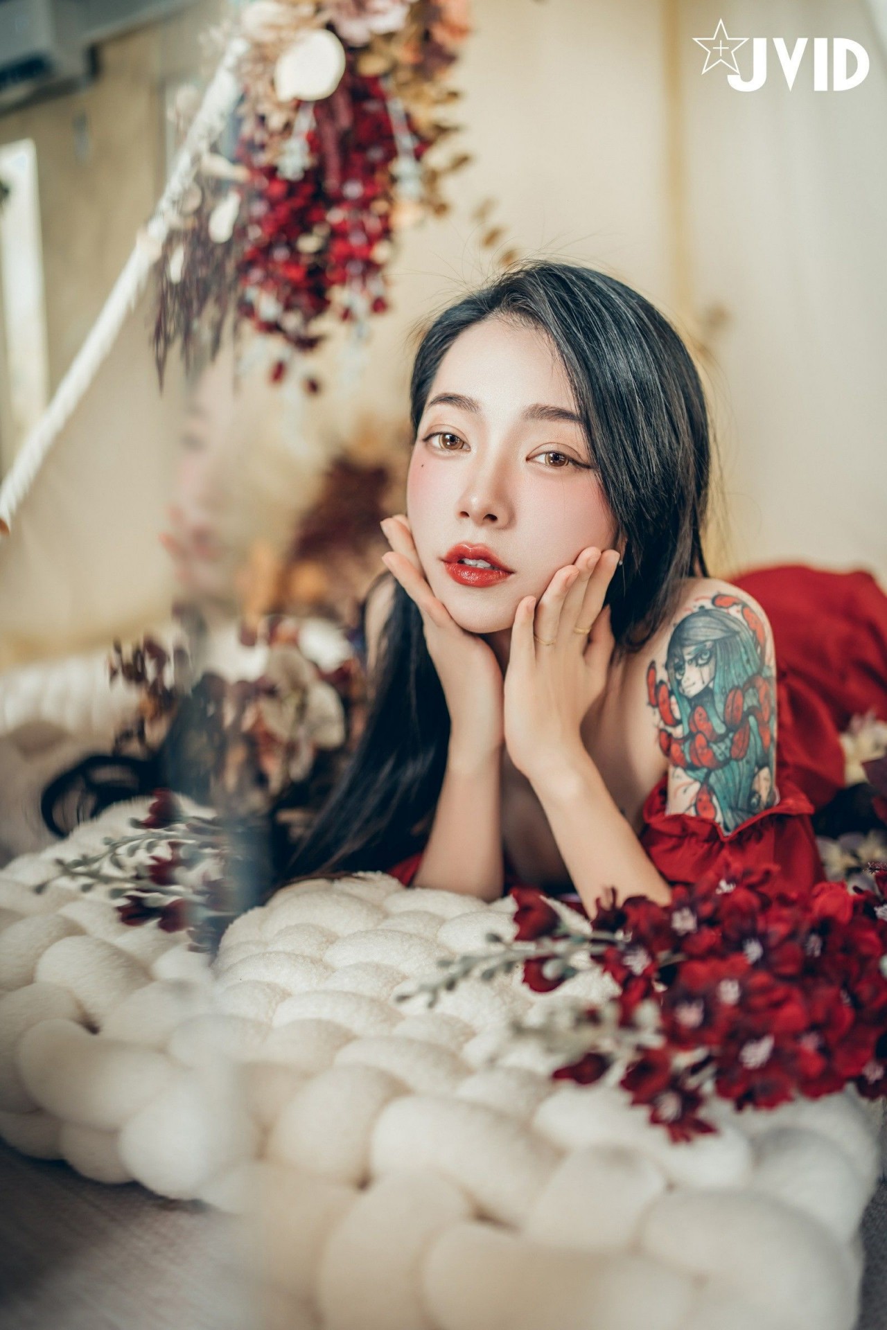 jvid 飄 飄《女神比基尼》美女写真，躺在浴缸场景，尽显性感姿态插图2