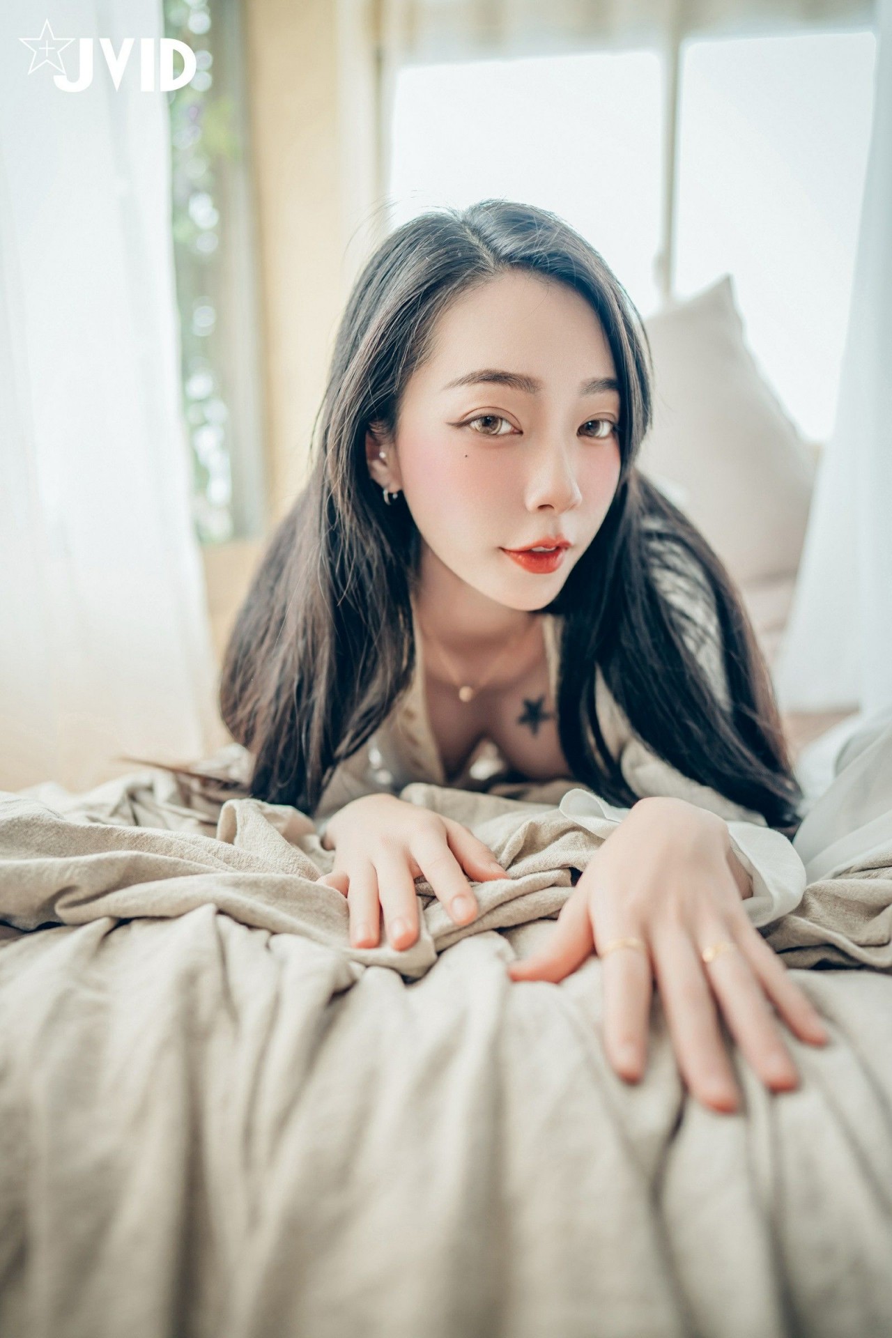 jvid 飄 飄《女神比基尼》美女写真，躺在浴缸场景，尽显性感姿态插图