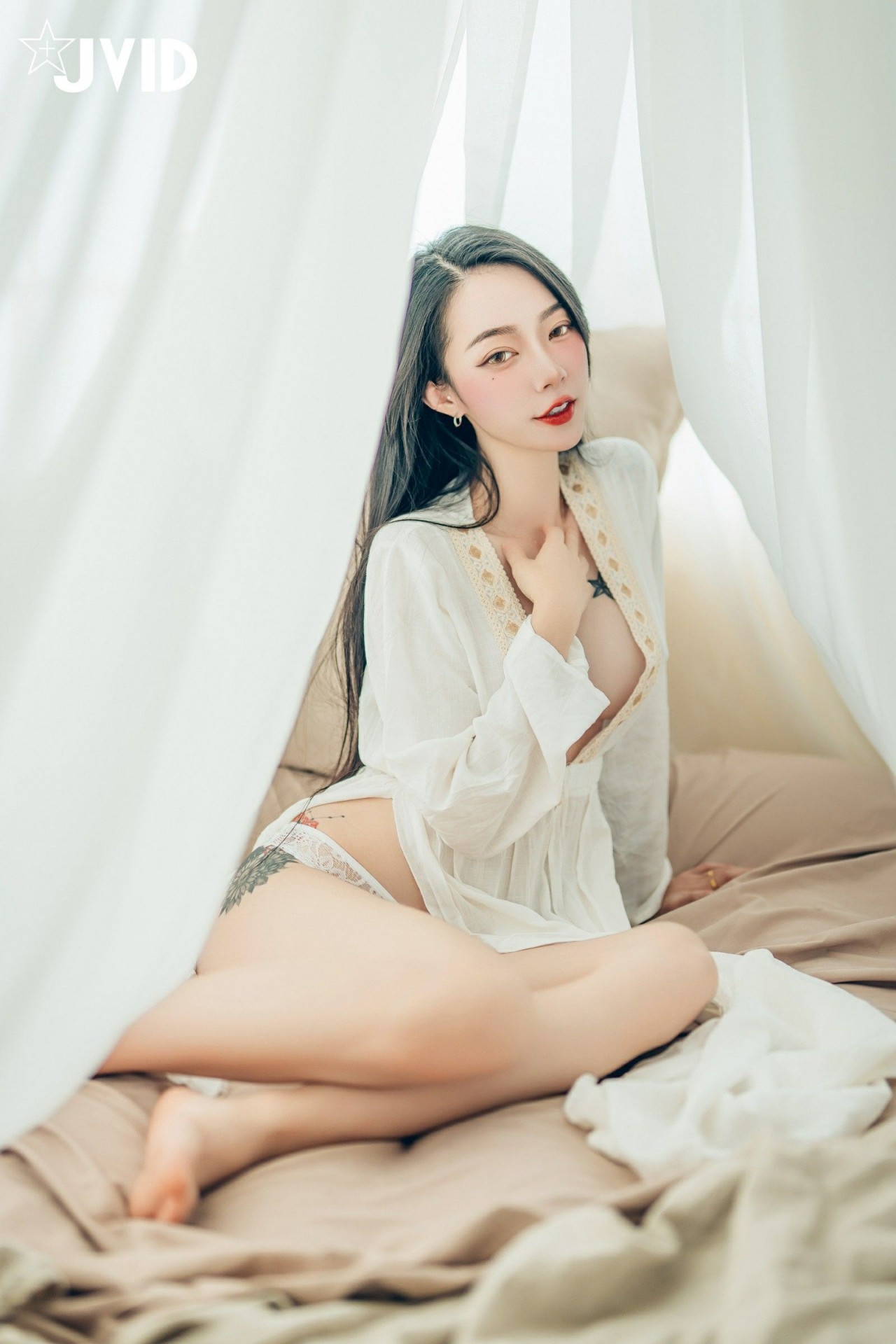 jvid 飄 飄《女神比基尼》美女写真，躺在浴缸场景，尽显性感姿态插图