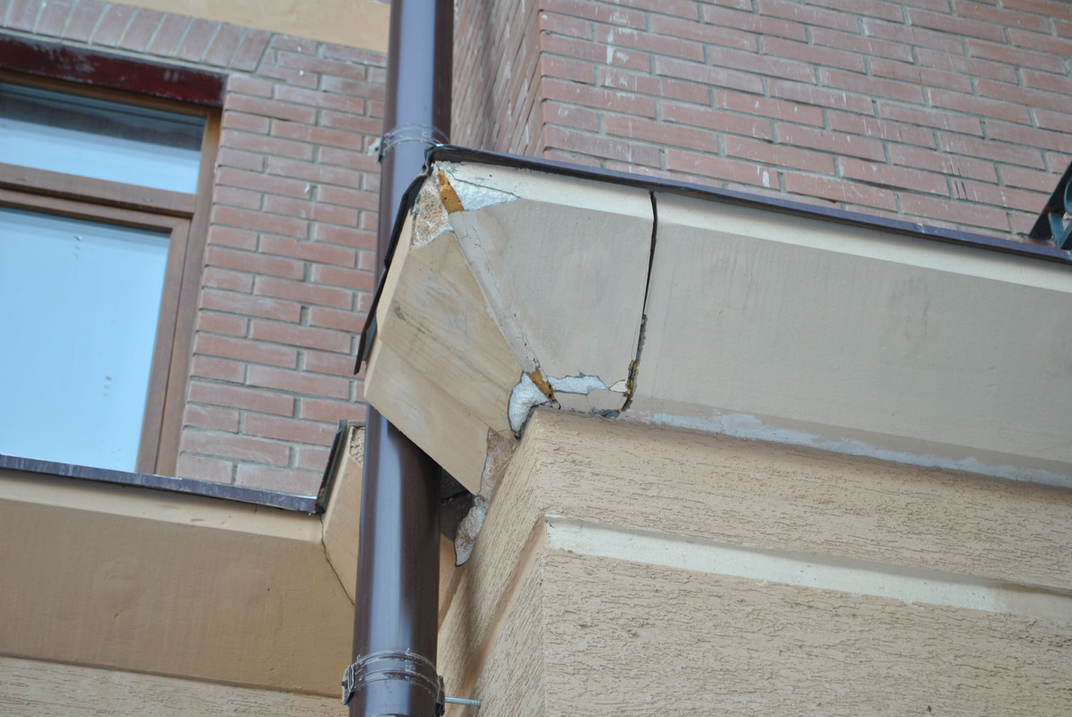 угол дома осып