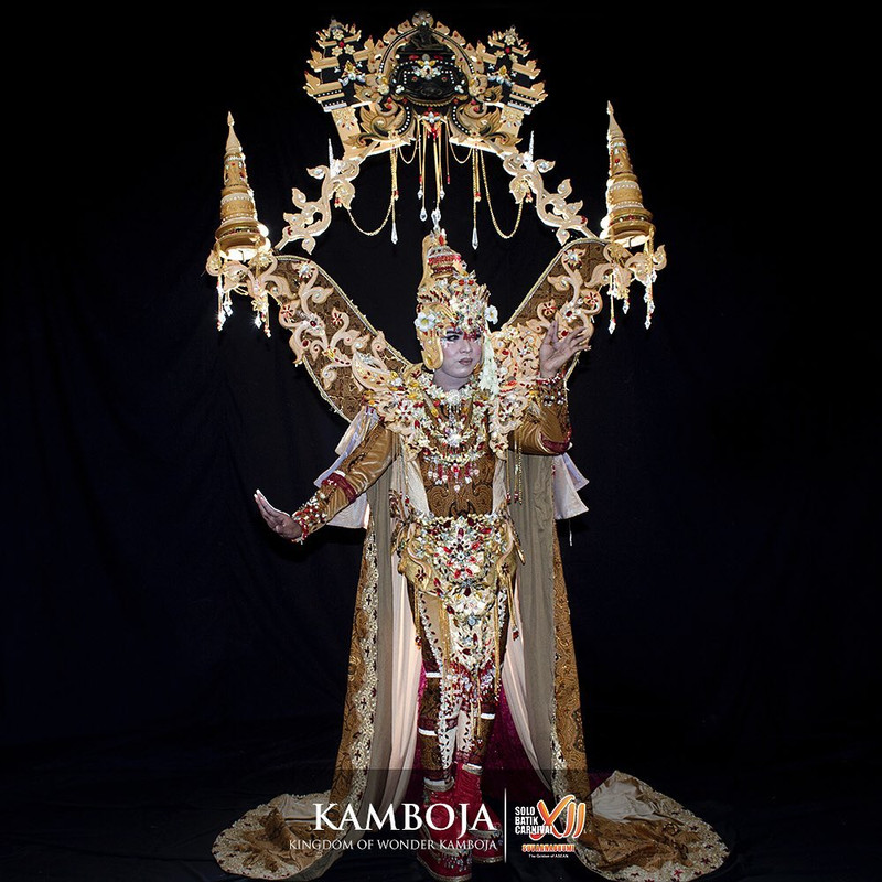 Kostum delegasi negara Kamboja di Solo Batik Carnival 2019.