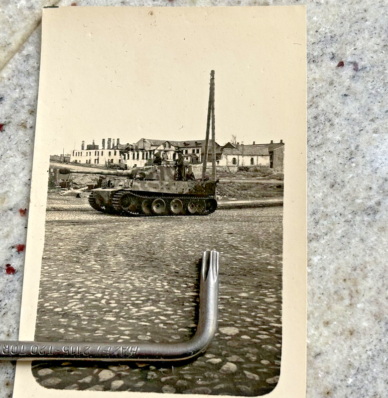 Orig.Foto Tiger Panzer Tarn in Ostrow Ostfront 1943 Остров Russland Nordfront