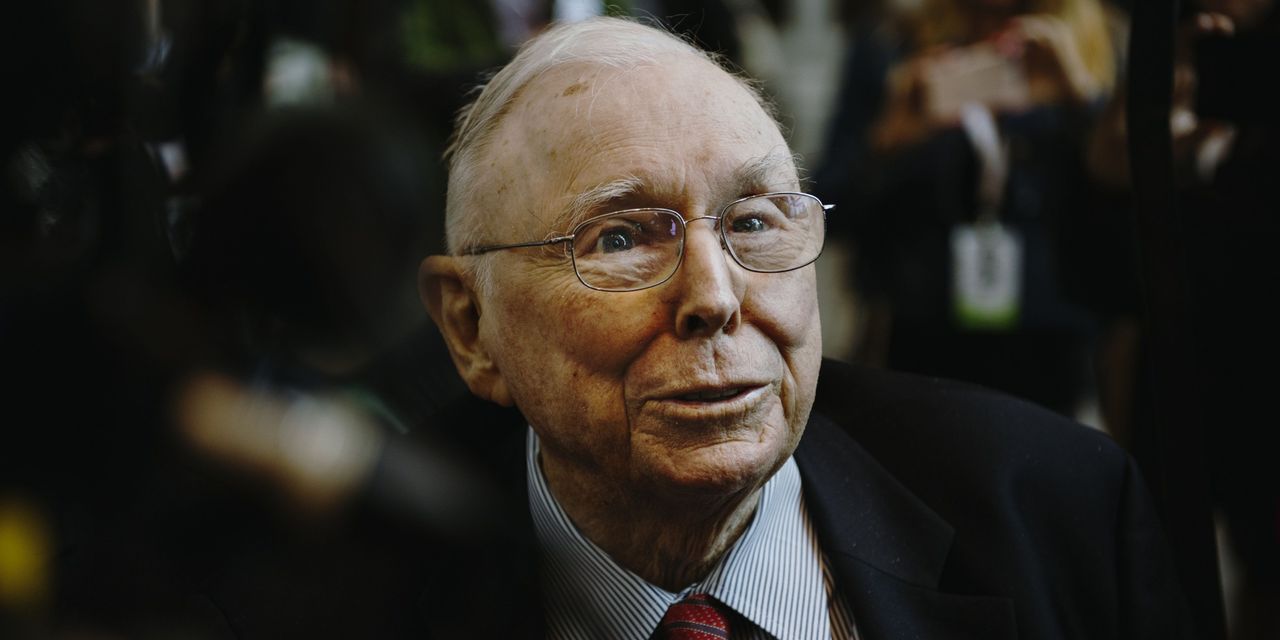 El multimillonario Charlie Munger llamó a las criptomonedas “enfermedad venérea”