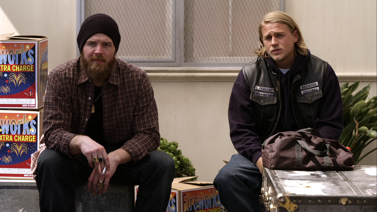 Sons.of.Anarchy.S01E05.Giving.Back.1080p.10bit.BluRay.AAC5.1.HEVC-Vyndros.mkv_snapshot_18.44_[2024-0