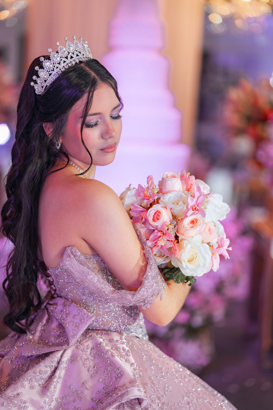 Quinceañera posando con rostro delicado