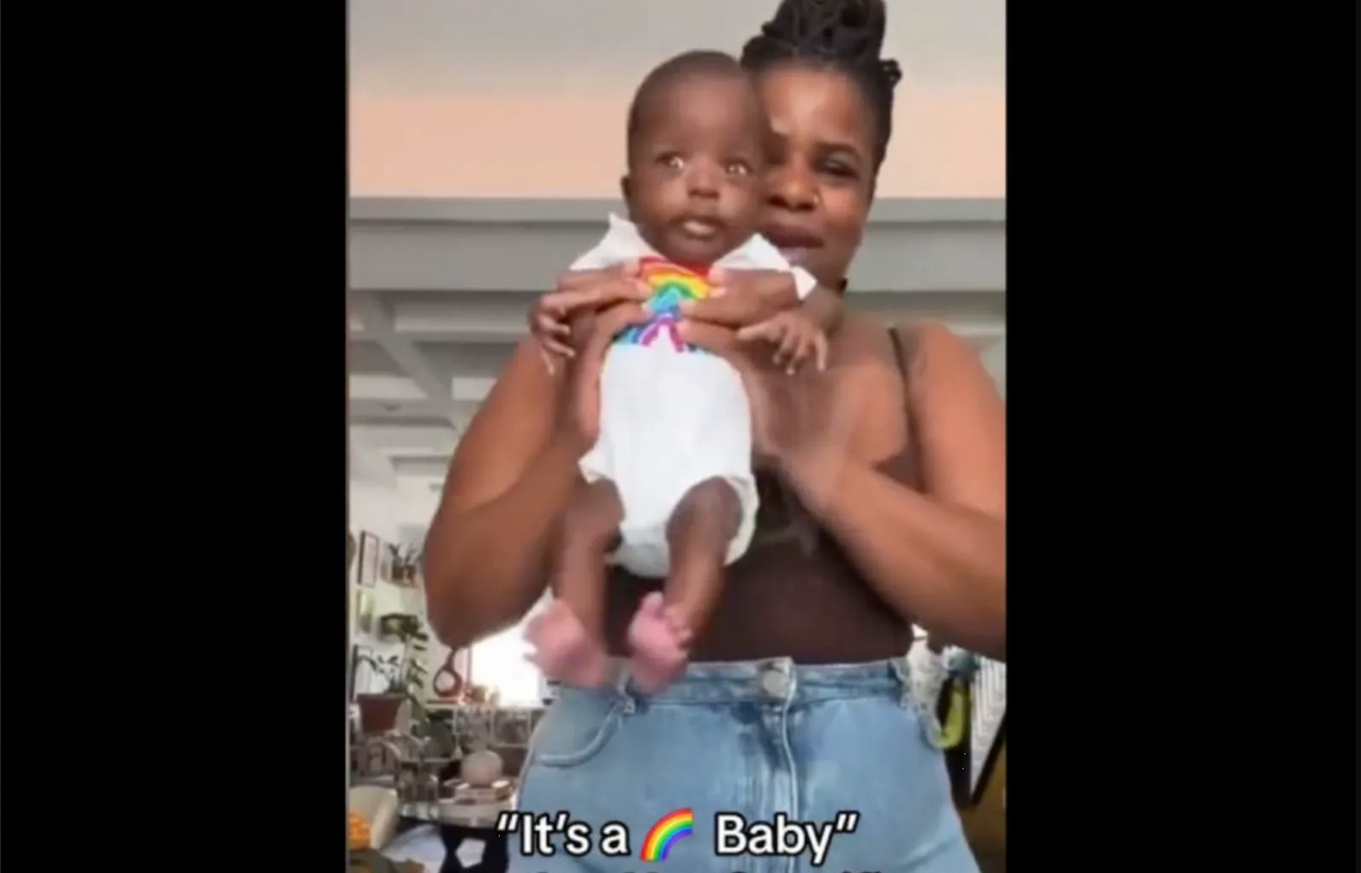 Madre pide a su bebé ser gay y los internautas la llaman 