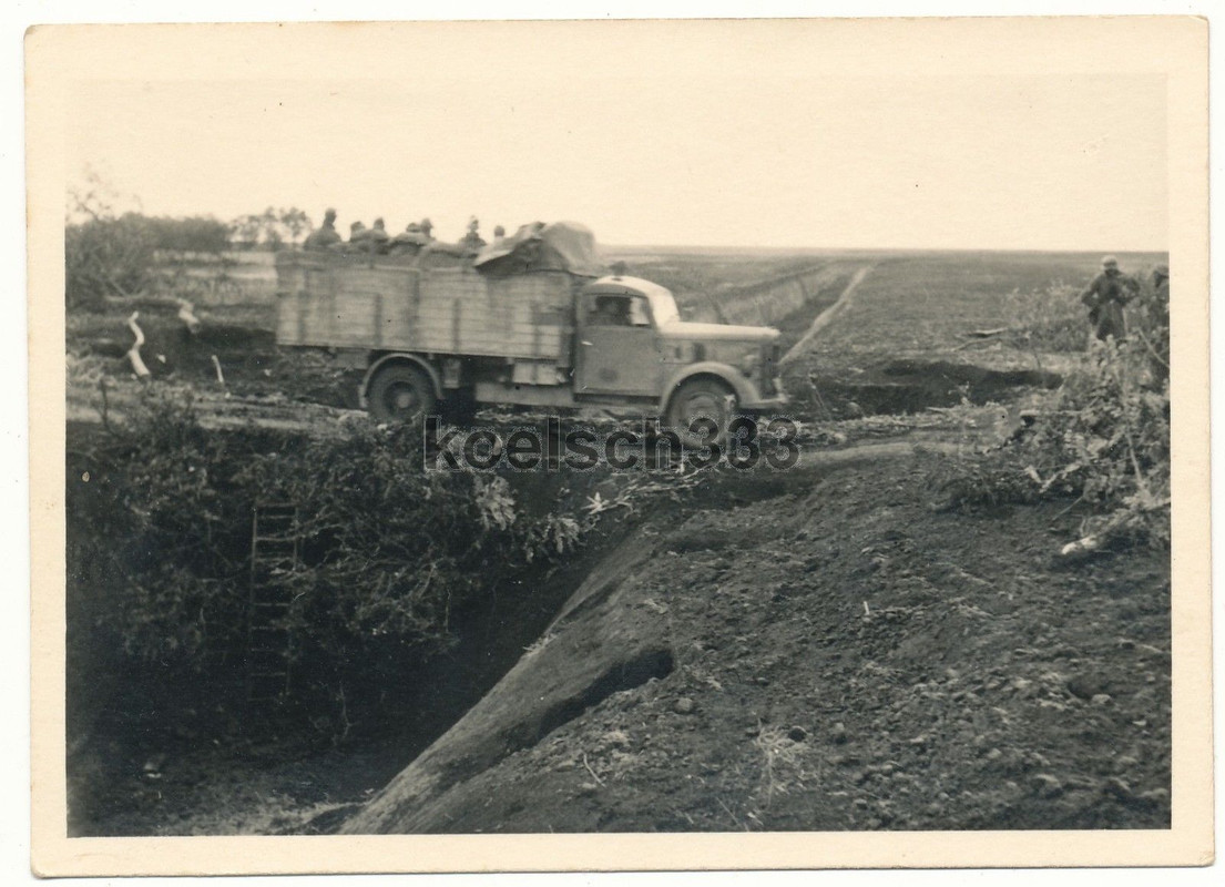 Foto LKW der Wehrmacht fährt über einen Panzergr