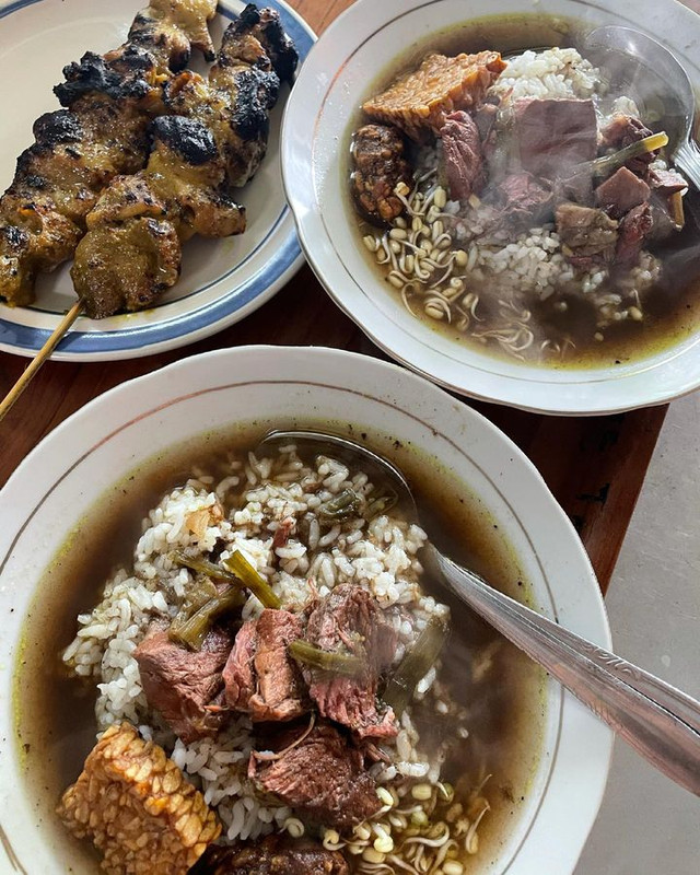 Rawon Mamek, pilihan tempat makan malam enak dekat Pasar Besar Malang.