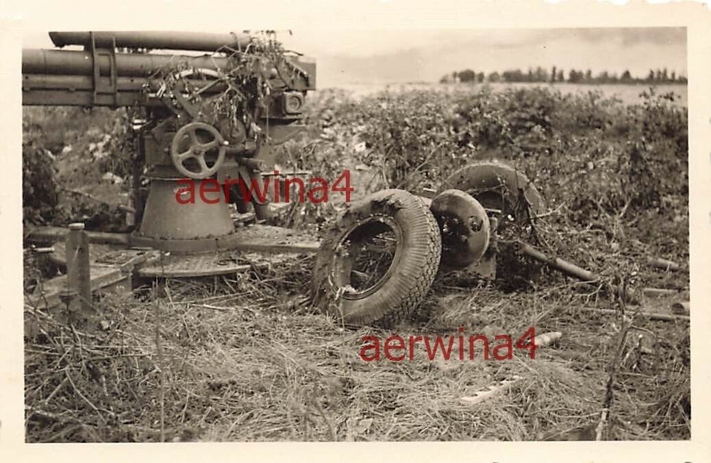Zerstörtes russ. Flak Geschütz bei Roslawl Russland Ostfront