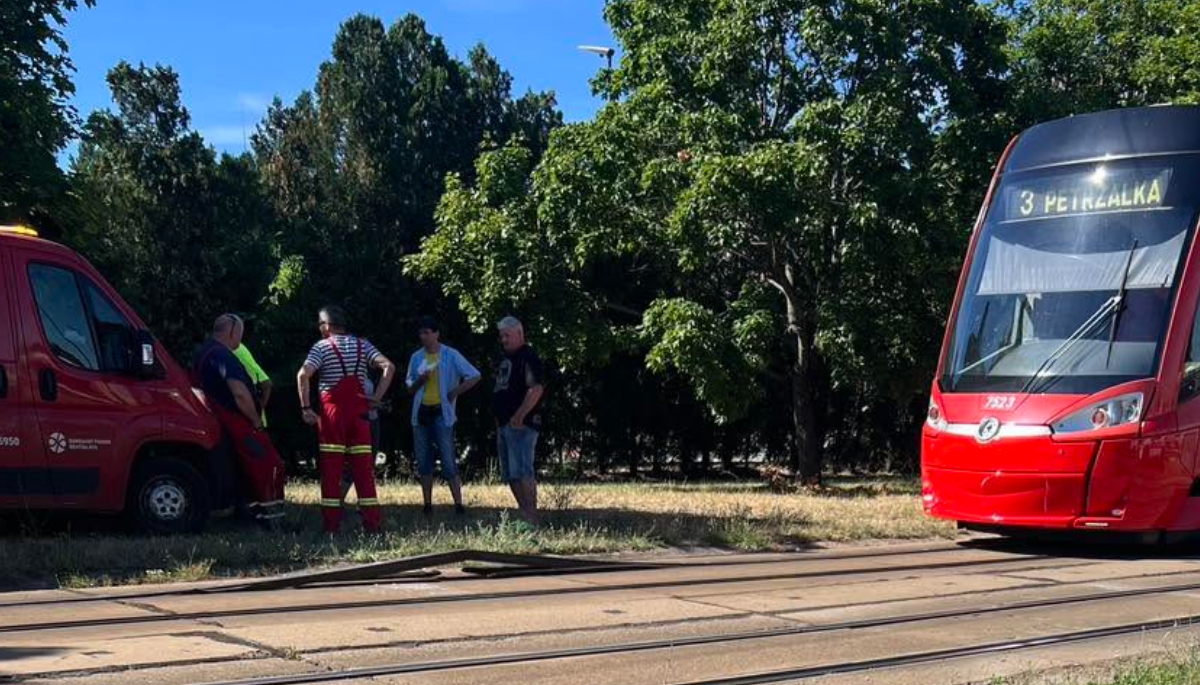 Na račianskej radiále sa v stredu zdula koľajnica. Električky museli do vyriešenia problému suplovať autobusy.