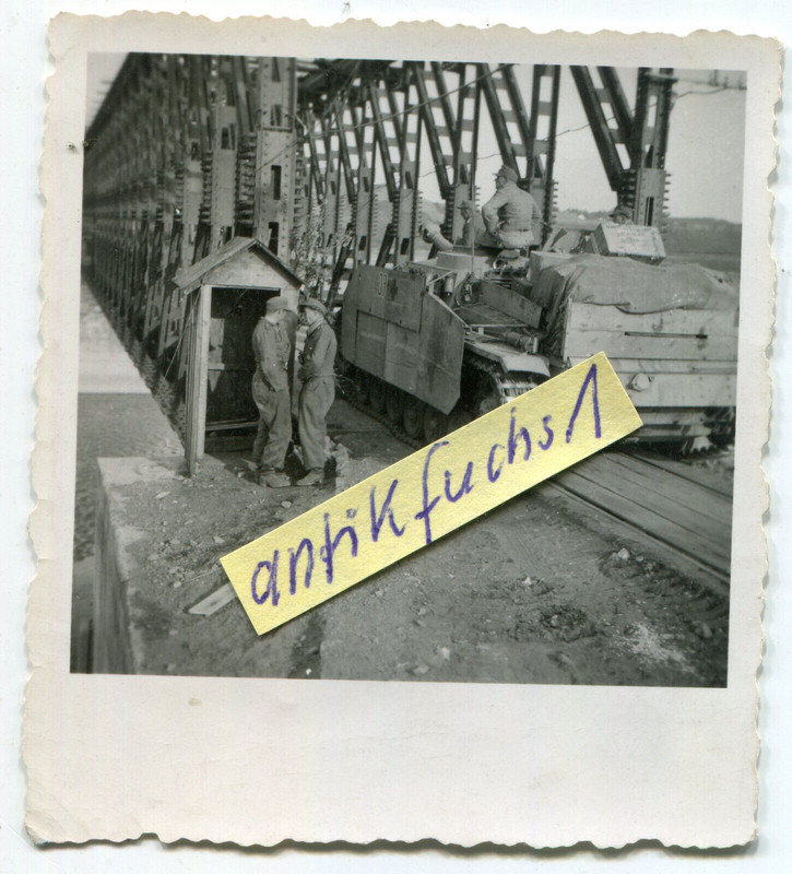 Panzer Sturmhaubitze mit 409 auf Brücke auf Korsika oder Griechenland 1943