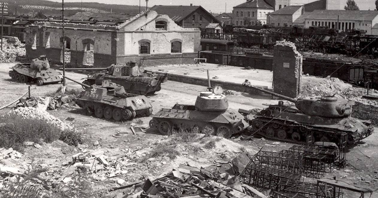 Armes et équipements abandonnés à Znojmo (Tchécoslovaquie) Znojmo-Tch-coslovaquie-mai-1945-jpgyik