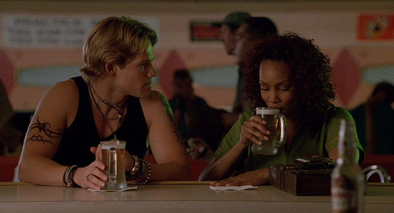 Idle Hands 1999 (1080p x265 10bit Tigole).mkv_snapshot_01.02.19_