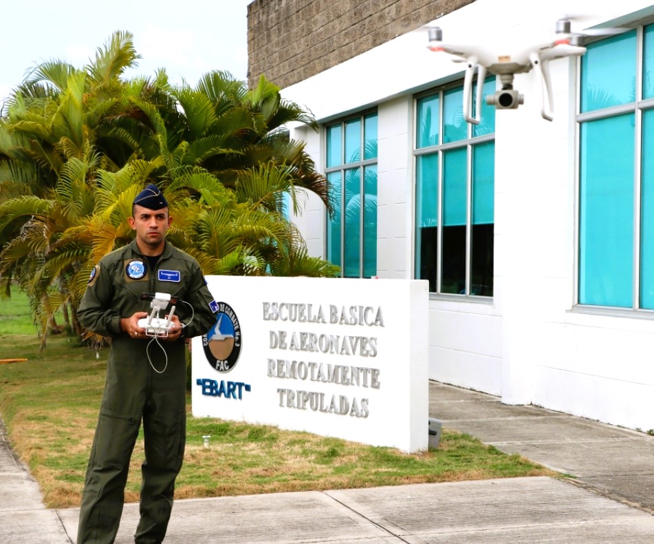 La Fuerza Aérea Colombiana finaliza su noveno curso de operador de drones tácticos