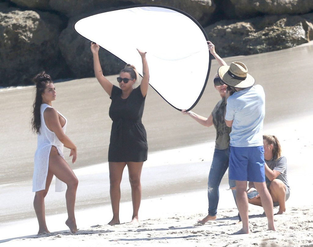 Holly-Young-UpskirtSTARS.com (21)