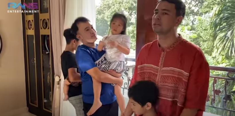 Raffi Ahmad saat mengunjungi rumah mewah Ruben Onsu dan Sarwendah