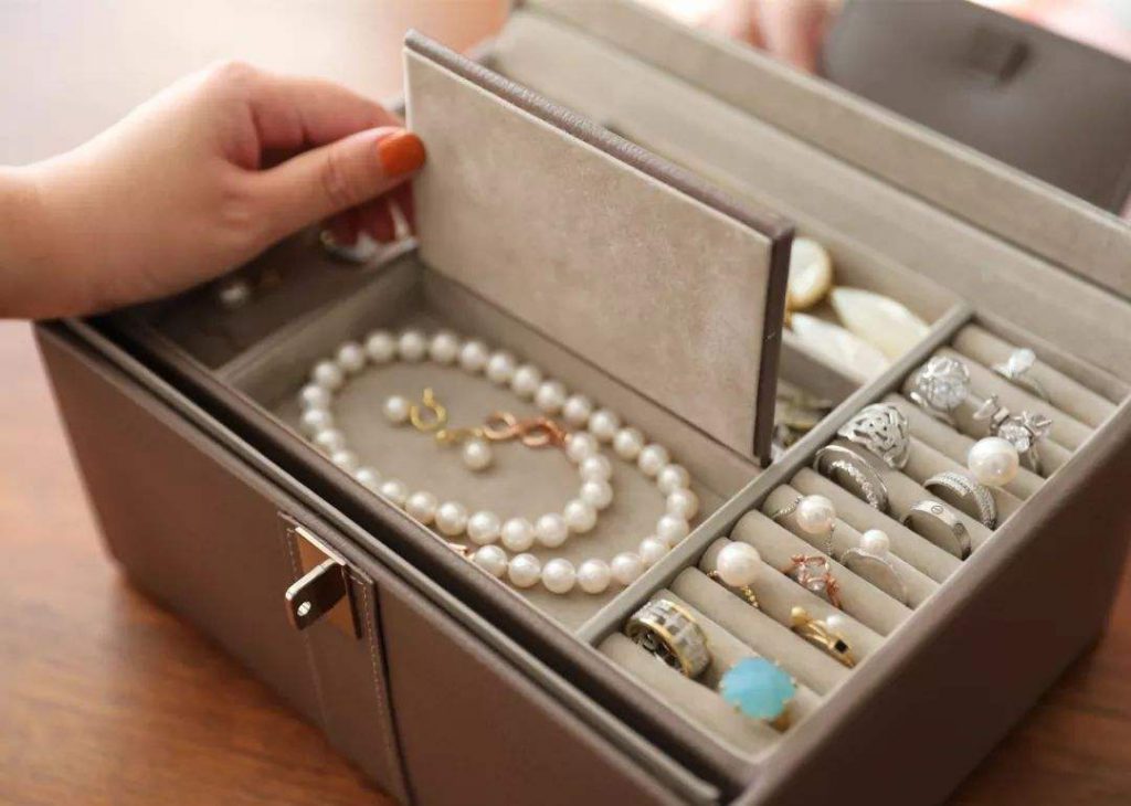 Factors to take into account while selecting a customised jewellery box
