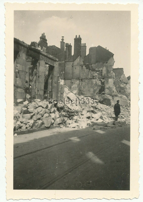 Foto Häuser Ruinen in der schwer zerstörten Stadt Orleans in Frankreich 1940